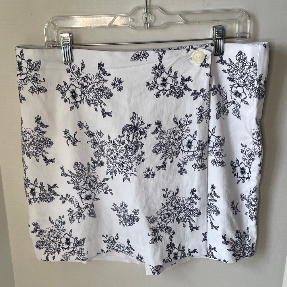 Counter parts Women's Size XL  White  Floral Skorts